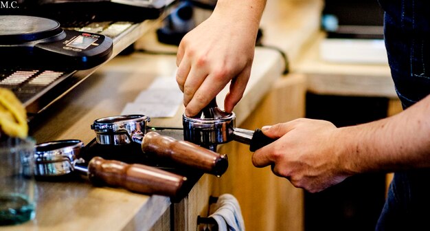 Foto middelsnede van een man die in een café werkt