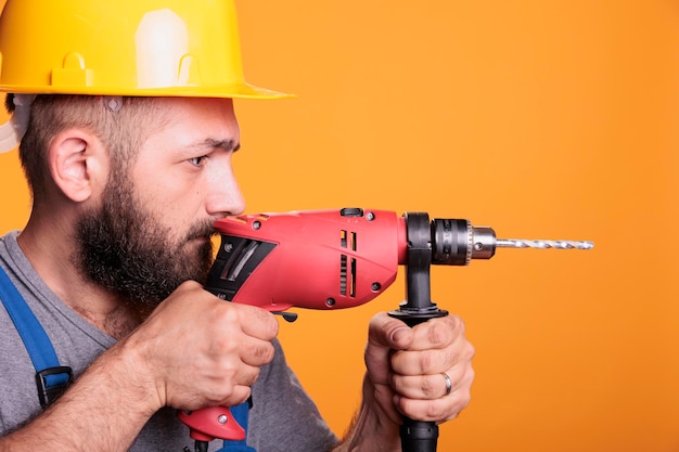 Foto middelsnede van een man die in een fabriek werkt