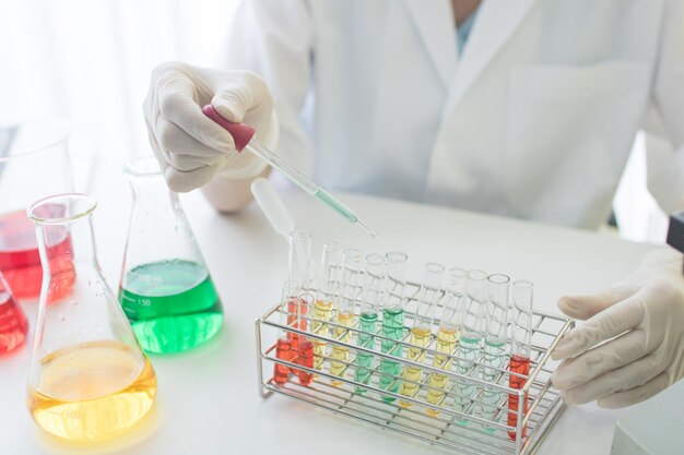 Middelsnede van een man die in een laboratorium werkt