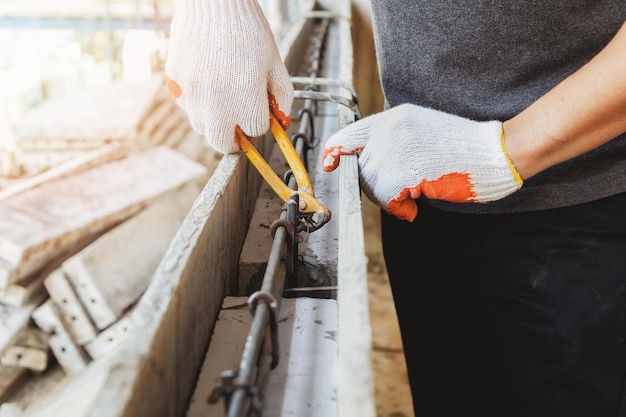 Middelsnede van een man die in een werkplaats aan metaal werkt