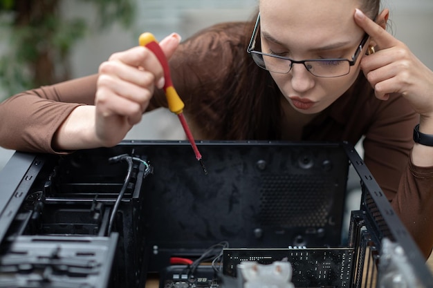 Foto middelsnede van een man die in een werkplaats werkt