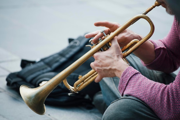 Middelsnede van een man die op de trompet speelt