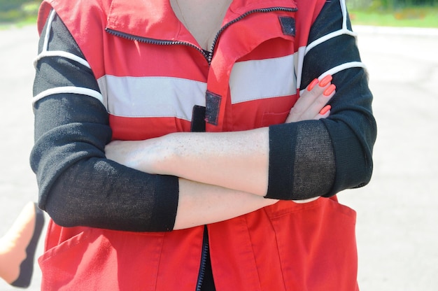 Foto middelsnede van een man die op de weg staat