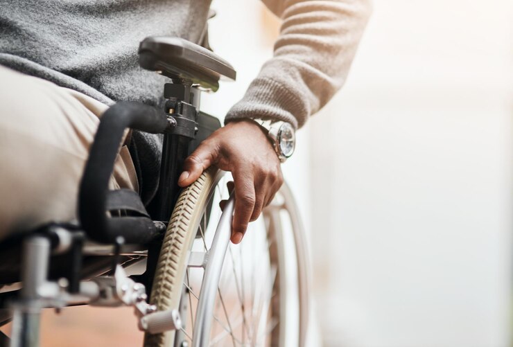 Foto middelsnede van een man die op een fiets rijdt