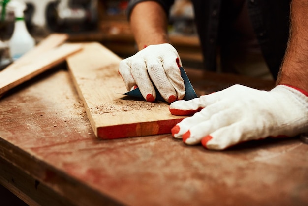 Middelsnede van een man die op tafel werkt