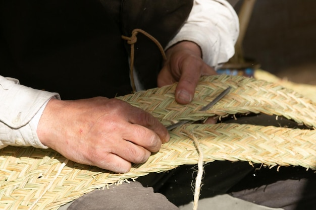 Middelsnede van een man die op tafel werkt