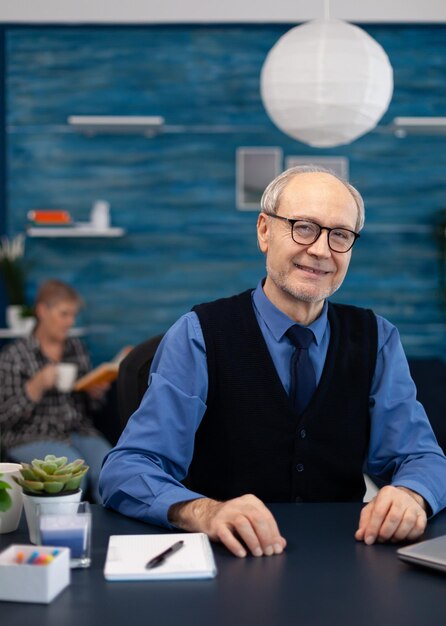 Foto middelsnede van een man die op tafel zit