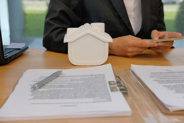 Foto middelsnede van een man die papier vasthoudt terwijl hij op tafel zit