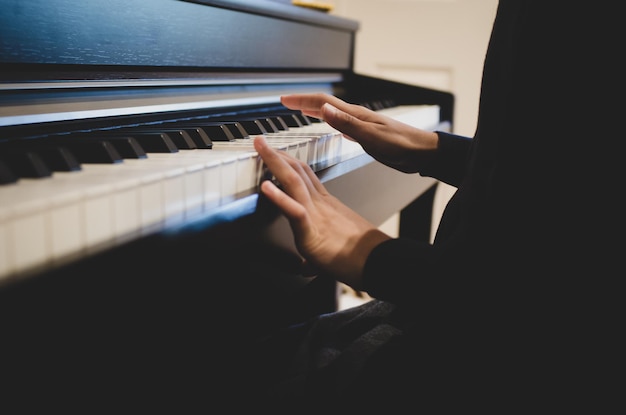 Middelsnede van een man die piano speelt