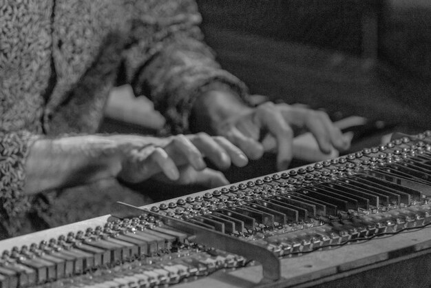 Middelsnede van een man die piano speelt