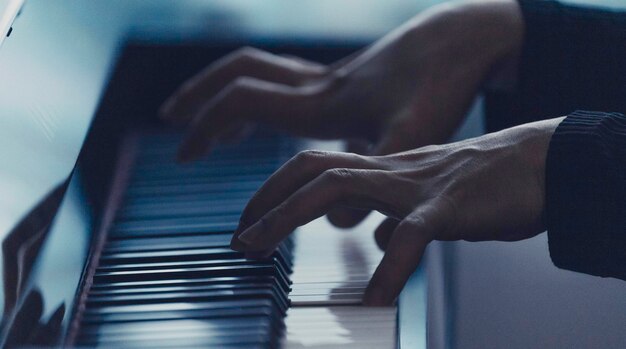 Foto middelsnede van een man die piano speelt