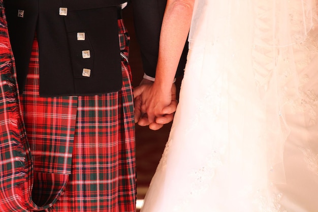 Foto middelsnede van een man en een vrouw die elkaars hand vasthouden