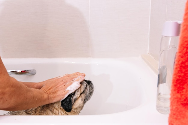 Middelsnede van een man in de badkamer thuis