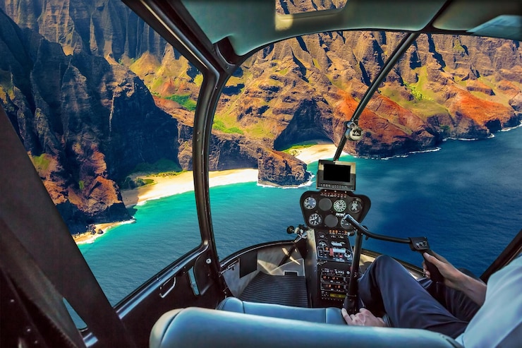 Foto middelsnede van een man in een helikopter tegen de zee