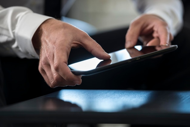 Foto middelsnede van een man met behulp van een digitale tafel