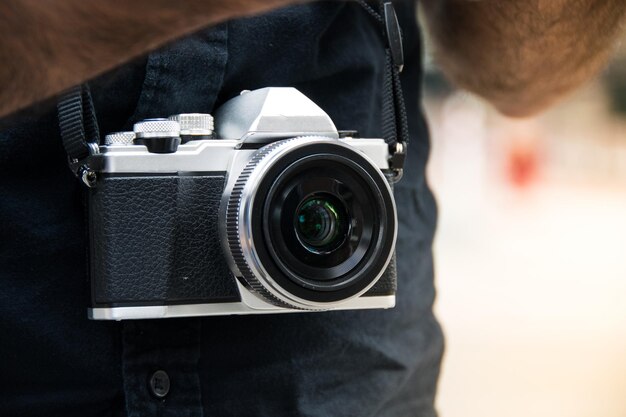 Middelsnede van een man met een camera buiten