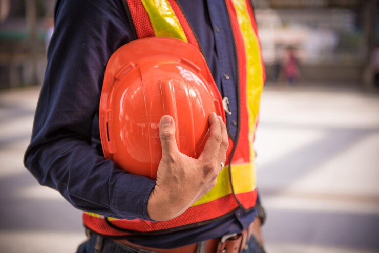 Foto middelsnede van een man met een hardhat op straat