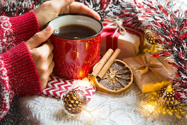 Foto middelsnede van een man met een koffiekop