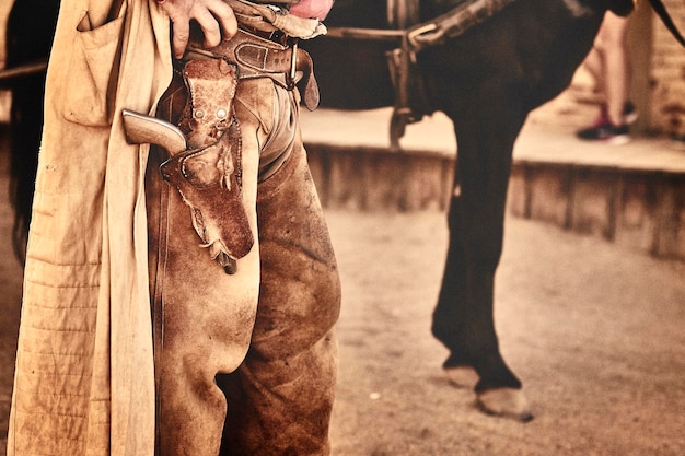 Foto middelsnede van een man met een paard die buiten staat