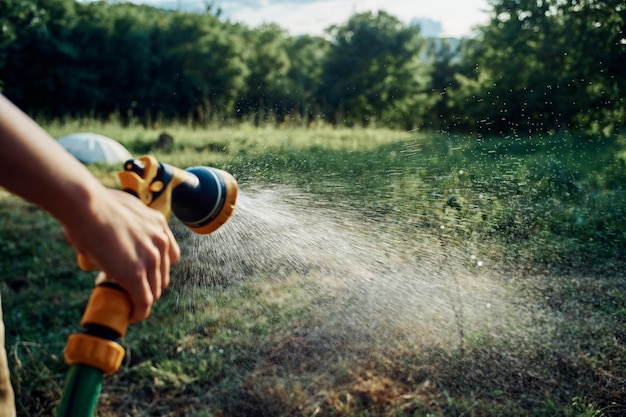 Foto middelsnede van een man met een paraplu op het land