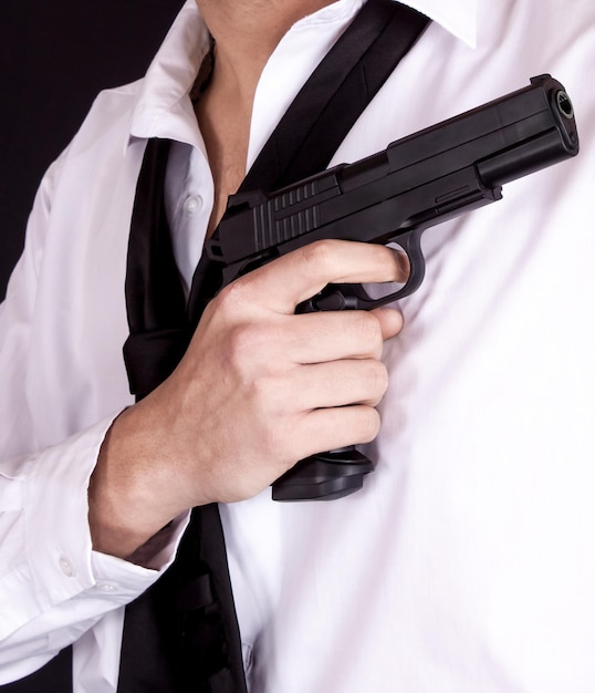 Foto middelsnede van een man met een pistool