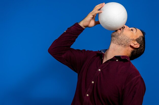 Foto middelsnede van een man met opgeheven armen