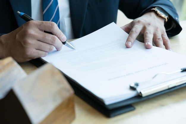 Foto middelsnede van een man met papier aan tafel