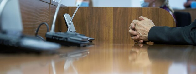 Middelsnede van een man op tafel