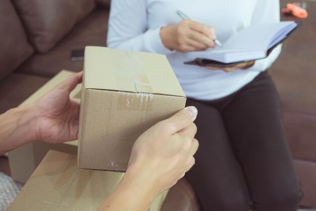 Middelsnede van een paar dat papier vasthoudt