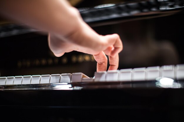Foto middelsnede van een persoon die piano speelt