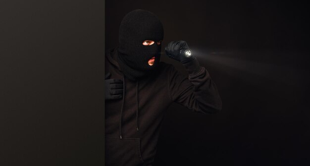 Foto middelsnede van een persoon die tegen een zwarte achtergrond staat