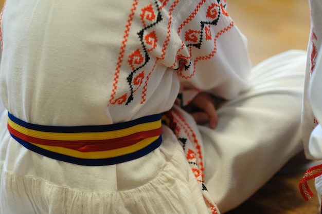 Foto middelsnede van een persoon die traditionele kleding draagt