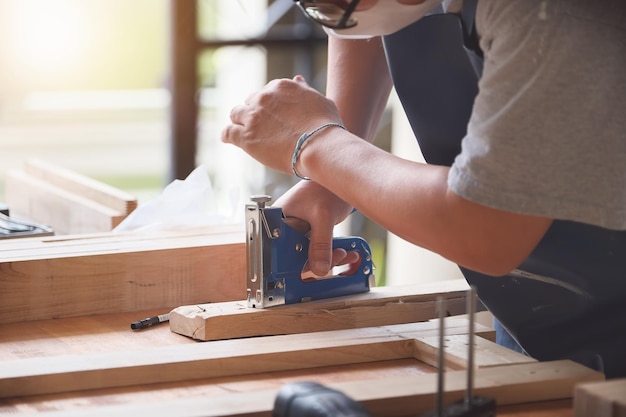 Middelsnede van een vrouw die aan tafel werkt