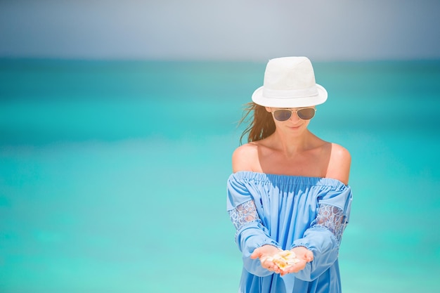 Middelsnede van een vrouw die bij de zee staat