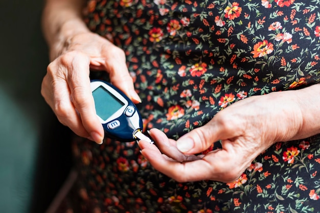 Middelsnede van een vrouw die bloedsuiker test