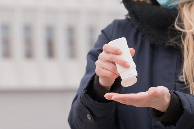 Foto middelsnede van een vrouw die buiten handzuiger gebruikt