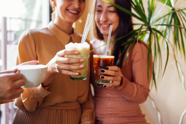 Middelsnede van een vrouw die een drankje drinkt