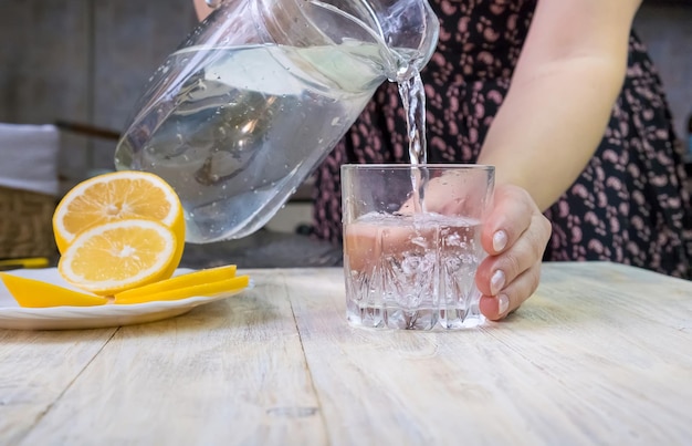 Foto middelsnede van een vrouw die een drankje op tafel houdt