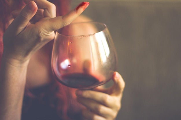 Middelsnede van een vrouw die een drankje vasthoudt