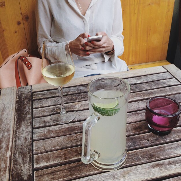 Foto middelsnede van een vrouw die een drankje vasthoudt