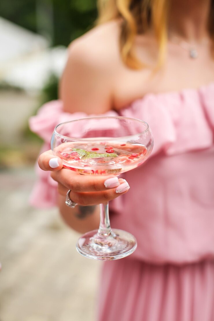 Foto middelsnede van een vrouw die een drankje vasthoudt
