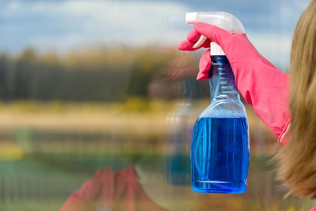 Foto middelsnede van een vrouw die een fles vasthoudt