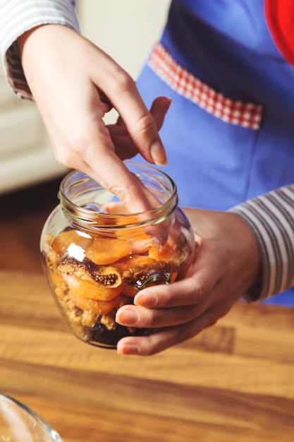 Foto middelsnede van een vrouw die een glas tafel vasthoudt