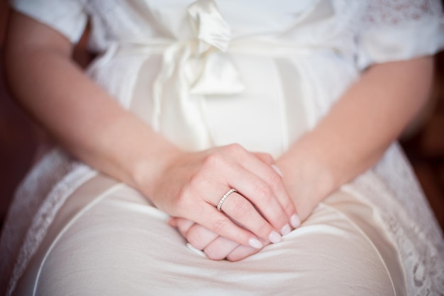 Middelsnede van een vrouw die een jurk draagt