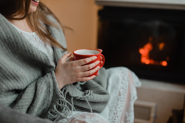 Foto middelsnede van een vrouw die een koffiekopje drinkt