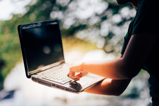 Foto middelsnede van een vrouw die een laptop gebruikt