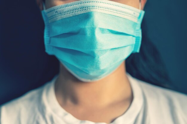 Middelsnede van een vrouw die een masker draagt