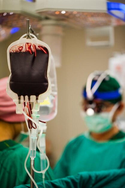 Foto middelsnede van een vrouw die een masker draagt