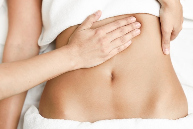 Middelsnede van een vrouw die een massage krijgt