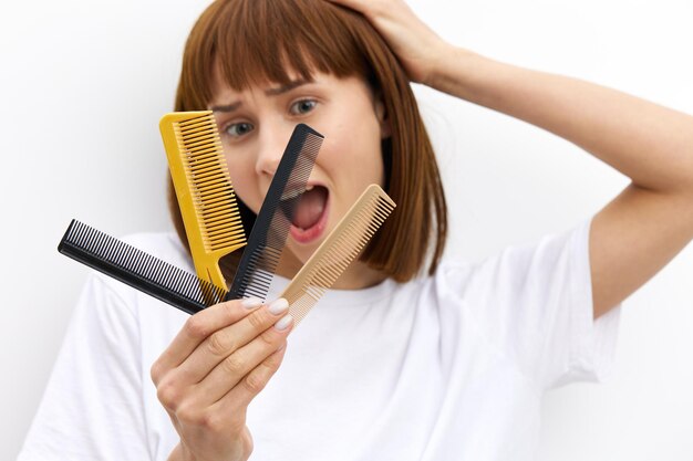 Foto middelsnede van een vrouw die een mobiele telefoon gebruikt op een witte achtergrond